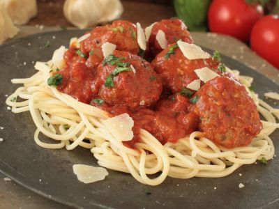 Opskrift: Italienske kødboller i tomatsauce med spaghetti